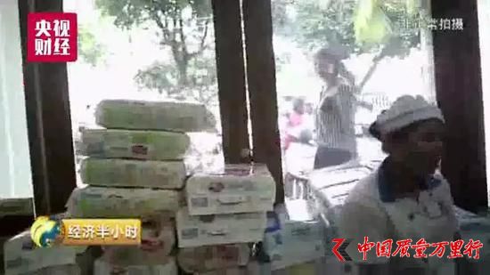 記者仔細地查看,整個藥店將近四分之一的營業(yè)場所賣的商品,都和藥品無關。