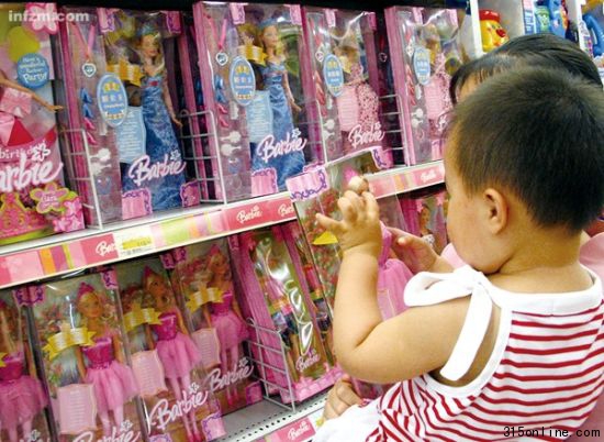 顧客正抱著孩子選購芭比娃娃玩具。此前,德國有報告稱芭比娃娃等玩具發(fā)現(xiàn)了有害成分鄰苯二甲酸鹽(酯) (南山CFP/圖)