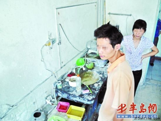 消毒車間內(nèi)令人作嘔(站立者為林某及其妻子)。 消毒車間內(nèi)令人作嘔(站立者為林某及其妻子)。