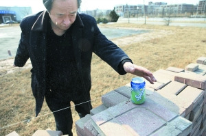 昨日,天津濱海新區(qū)的中國包裝科研檢測中心大院內(nèi),去年北京首例“雪碧”汞中毒事件當(dāng)事人馬賽的家人用縫衣針在雪碧外壁上扎出一個針眼,高壓下細(xì)小的“水流”噴射出近2米遠(yuǎn)。他以此證明被檢雪碧罐沒有“針眼”。當(dāng)日,西城警方、馬賽家屬、可口可樂及聽裝罐供應(yīng)商在此對當(dāng)事雪碧罐進(jìn)行檢測。去年11月7日,馬賽在西單大悅城某餐飲店用吸管喝聽裝雪碧時,口吐大量汞珠,被確診為急性汞中毒。本報記者 王嘉寧 攝 昨日,天津濱海新區(qū)的中國包裝科研檢測中心大院內(nèi),去年北京首例“雪碧”汞中毒事件當(dāng)事人馬賽的家人用縫衣針在雪碧外壁上扎出一個針眼,高壓下細(xì)小的“水流”噴射出近2米遠(yuǎn)。他以此證明被檢雪碧罐沒有“針眼”。當(dāng)日,西城警方、馬賽家屬、可口可樂及聽裝罐供應(yīng)商在此對當(dāng)事雪碧罐進(jìn)行檢測。去年11月7日,馬賽在西單大悅城某餐飲店用吸管喝聽裝雪碧時,口吐大量汞珠,被確診為急性汞中毒。本報記者 王嘉寧 攝