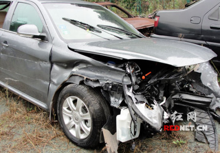 朗逸在高速公路發(fā)生車禍,車頭嚴重受損,車中人員一死一傷,但安全氣囊未爆出。(來源:紅網(wǎng))