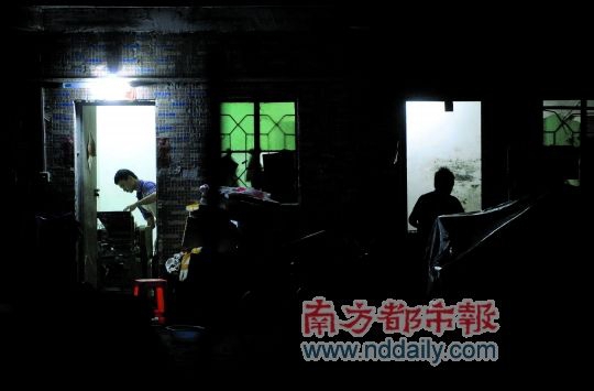昨日0:30,拆遷樓一樓的兩個(gè)房間開始忙碌起來(lái)。 昨日0:30,拆遷樓一樓的兩個(gè)房間開始忙碌起來(lái)。