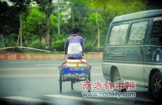 “黑作坊”一部分饅頭被裝運(yùn)到鴻進(jìn)路“風(fēng)臨城”小區(qū)附近叫賣。 “黑作坊”一部分饅頭被裝運(yùn)到鴻進(jìn)路“風(fēng)臨城”小區(qū)附近叫賣。