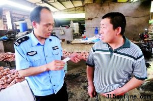 昨日,青木關(guān)石碾村,沙區(qū)警方在合元屠宰場(chǎng)內(nèi)查獲一家無照加工豬頭肉作坊。 昨日,青木關(guān)石碾村,沙區(qū)警方在合元屠宰場(chǎng)內(nèi)查獲一家無照加工豬頭肉作坊。