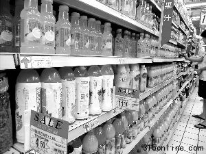 內(nèi)地食品飲料公司則紛紛撇清關(guān)系,打出“無添加”的招牌。Phototex/供圖