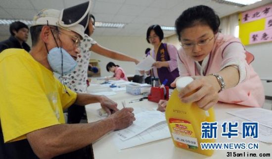 5月30日,民眾拿著有疑慮食品到臺北市衛生局檢驗是否含有塑化劑DEHP。 臺灣塑化劑風波如滾雪球般愈演愈烈。 5月30日,臺北市衛生局公布連續3天的稽查結果,共計稽查26家涉嫌使用塑化劑相關產品的公司與下游廠商,并于即日起為民眾提供食品免費塑化劑檢驗。新華社發(吳景騰 ? onkeypress=