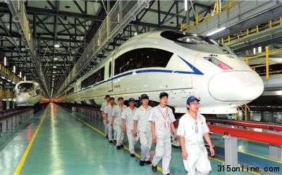 近日,中國北車唐車公司駐上海動車所售后服務(wù)站工作人員準(zhǔn)備檢查入庫車輛。新華社發(fā)