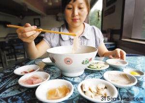 就是過(guò)橋米線(xiàn)里的這種肉片引起了熱議