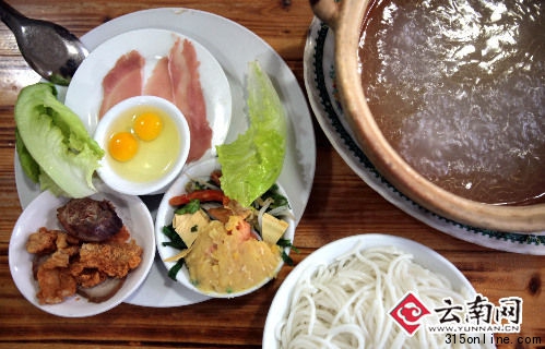 過(guò)橋米線(xiàn)上桌,濃湯還在沸騰。(資料圖) 翟劍 攝