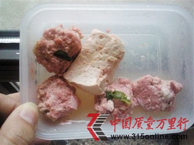 胡先生稱(chēng),添加了“日落黃”的瘦肉餡,做成丸子后,變成了紅色。轉(zhuǎn)自新京報(bào)。