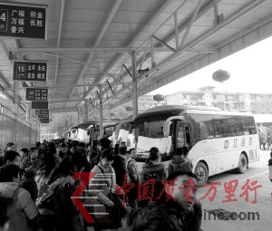 成都晚報(bào)提醒廣大返鄉(xiāng)乘客,請(qǐng)一定到正規(guī)車站指定售票處購(gòu)買車票。 成都晚報(bào)提醒廣大返鄉(xiāng)乘客,請(qǐng)一定到正規(guī)車站指定售票處購(gòu)買車票。