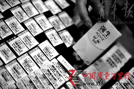 在售的強(qiáng)生隱形眼鏡產(chǎn)品。 本報見習(xí)記者 丁嘉 攝