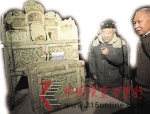 漢代青黃玉龍鳳紋化妝臺(tái)(含坐凳)局部圖。 漢代青黃玉龍鳳紋化妝臺(tái)(含坐凳)局部圖。
