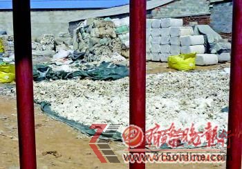 ◥3月31日,濟(jì)南市長(zhǎng)清區(qū)潘村,一家再生棉加工作坊院內(nèi)晾曬著不少?gòu)U舊棉絮 ◥3月31日,濟(jì)南市長(zhǎng)清區(qū)潘村,一家再生棉加工作坊院內(nèi)晾曬著不少?gòu)U舊棉絮