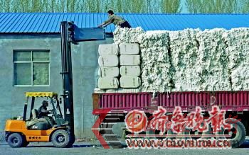 4月7日下午,工人們?cè)跒橐惠v大貨車裝貨。 4月7日下午,工人們?cè)跒橐惠v大貨車裝貨。