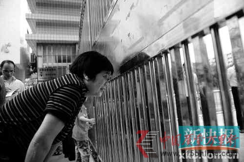 ■家長(zhǎng)在校門(mén)口焦急地等待學(xué)校派號(hào)。新快報(bào)記者夏世焱/攝 ■家長(zhǎng)在校門(mén)口焦急地等待學(xué)校派號(hào)。新快報(bào)記者夏世焱/攝