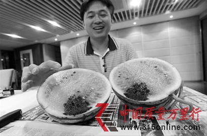 被注入的染色液體不能被西瓜吸收,集中在注射處 晚報(bào) 何雯亞 現(xiàn)場(chǎng)圖片 被注入的染色液體不能被西瓜吸收,集中在注射處 晚報(bào) 何雯亞 現(xiàn)場(chǎng)圖片