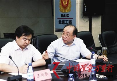 昨日,在市食品辦召開的新聞發(fā)布會上,稻香村董事長畢國才回答記者提問。新京報(bào)記者 孫純霞 攝 昨日,在市食品辦召開的新聞發(fā)布會上,稻香村董事長畢國才回答記者提問。新京報(bào)記者 孫純霞 攝