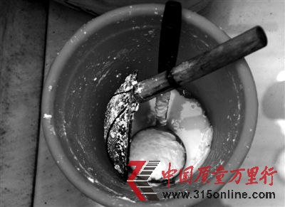 車間里的水桶,制作冰棍所需的配料在這個(gè)桶里攪拌。新京報(bào)記者 尹亞飛 攝 車間里的水桶,制作冰棍所需的配料在這個(gè)桶里攪拌。新京報(bào)記者 尹亞飛 攝