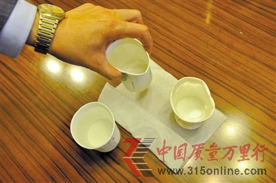 2 1號(hào)紙杯倒水半小時(shí)后,變形、變軟。 2 1號(hào)紙杯倒水半小時(shí)后,變形、變軟。