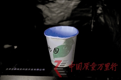 4 2號(hào)紙杯杯口在紫外燈下發(fā)出紫光。 4 2號(hào)紙杯杯口在紫外燈下發(fā)出紫光。