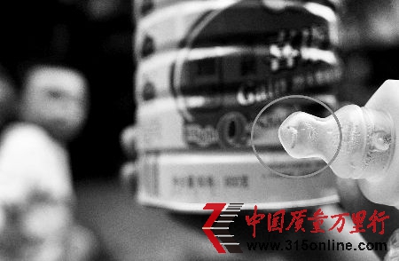 雅培奶粉被曝喝出蛆蟲(chóng)。