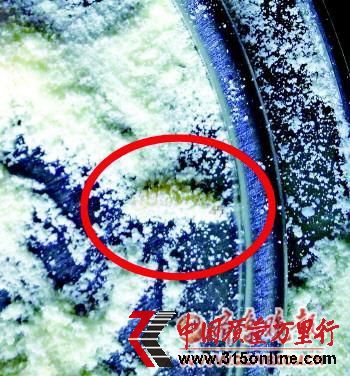 4月10日,東營張女士家月嫂在孩子奶粉中發(fā)現(xiàn)一只約1厘米長活蟲,蟲子還連著一串絮狀物。涉事奶粉系貝因美某嬰幼兒配方奶粉。(《齊魯晚報(bào)》) 4月10日,東營張女士家月嫂在孩子奶粉中發(fā)現(xiàn)一只約1厘米長活蟲,蟲子還連著一串絮狀物。涉事奶粉系貝因美某嬰幼兒配方奶粉。(《齊魯晚報(bào)》)