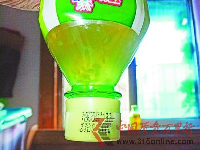 保質(zhì)期內(nèi)的未開封康師傅綠茶,液體渾濁、顏色異常并出現(xiàn)明顯絮狀物。 (本報(bào)記者 攝) 保質(zhì)期內(nèi)的未開封康師傅綠茶,液體渾濁、顏色異常并出現(xiàn)明顯絮狀物。 (本報(bào)記者 攝)