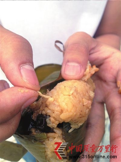 粽子內(nèi)現(xiàn)肉蟲。實習(xí)記者孟凡澤攝