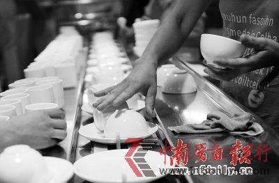 工人未戴手套就進(jìn)行餐具包裝。宋文輝 攝 工人未戴手套就進(jìn)行餐具包裝。宋文輝 攝