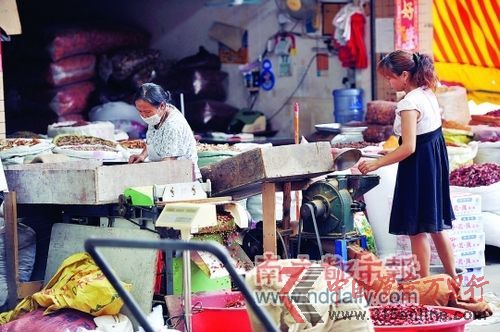 信立農(nóng)批市場(chǎng)的辣椒粉銷(xiāo)往全國(guó)各地。日前石排查獲一批含致癌染料的辣椒粉,都是從該市場(chǎng)購(gòu)進(jìn)的。 梁清 攝 信立農(nóng)批市場(chǎng)的辣椒粉銷(xiāo)往全國(guó)各地。日前石排查獲一批含致癌染料的辣椒粉,都是從該市場(chǎng)購(gòu)進(jìn)的。 梁清 攝