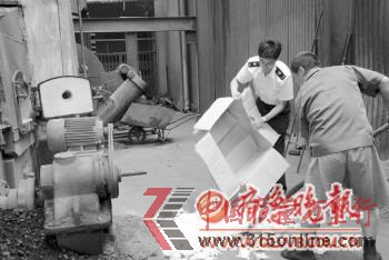 ◤工作人員正在清點(diǎn)銷(xiāo)毀查獲的不合格嬰幼兒用品。 記者 孫芳芳 攝 ◤工作人員正在清點(diǎn)銷(xiāo)毀查獲的不合格嬰幼兒用品。 記者 孫芳芳 攝
