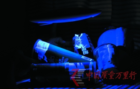 7種實(shí)驗(yàn)對象的熒光性物質(zhì)含量都有不同程度超標(biāo)本組圖片由記者 吳珊 攝 7種實(shí)驗(yàn)對象的熒光性物質(zhì)含量都有不同程度超標(biāo)本組圖片由記者 吳珊 攝