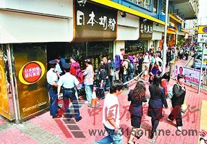 很多內(nèi)地家長到日本都要排隊買日本奶粉回國。 很多內(nèi)地家長到日本都要排隊買日本奶粉回國。