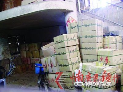 大批疑用硫磺熏蒸的沙參打包完畢,準備送往市場。劉丹云 張毅濤 攝 大批疑用硫磺熏蒸的沙參打包完畢,準備送往市場。劉丹云 張毅濤 攝