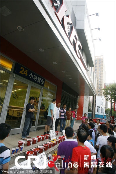 2012年9月4日,楊先生買(mǎi)了22份全家桶,放在武漢漢口京漢大道肯德基餐廳門(mén)口,質(zhì)疑餐廳“食品安全存在嚴(yán)重問(wèn)題”。圖片來(lái)源:CFP 2012年9月4日,楊先生買(mǎi)了22份全家桶,放在武漢漢口京漢大道肯德基餐廳門(mén)口,質(zhì)疑餐廳“食品安全存在嚴(yán)重問(wèn)題”。圖片來(lái)源:CFP
