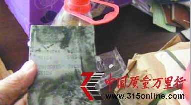 工商執(zhí)法人員在現(xiàn)場(chǎng)查扣用于更改日期的工具。 本版圖片由記者 王鵬 攝 工商執(zhí)法人員在現(xiàn)場(chǎng)查扣用于更改日期的工具。 本版圖片由記者 王鵬 攝