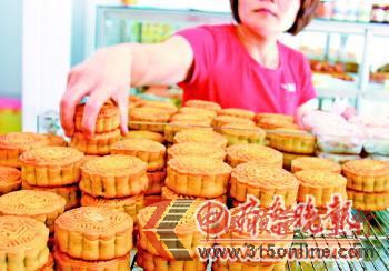 街頭許多小店銷售的月餅沒(méi)有生產(chǎn)日期等信息。本報(bào)記者 鄒俊美 攝 街頭許多小店銷售的月餅沒(méi)有生產(chǎn)日期等信息。本報(bào)記者 鄒俊美 攝