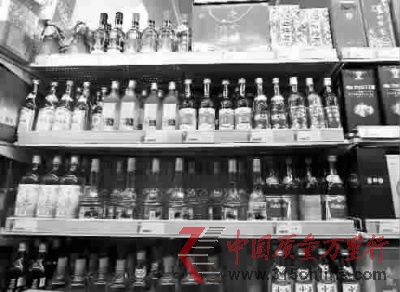 申城多家超市已難覓酒鬼酒蹤影。 見(jiàn)習(xí)記者 陳夢(mèng)澤 攝