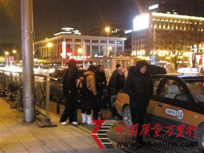 昨日下午5時30分許,北京站廣場“出租車候車區”東側20米處,多輛空出租車停在路邊,司機在車旁攬客。 昨日下午5時30分許,北京站廣場“出租車候車區”東側20米處,多輛空出租車停在路邊,司機在車旁攬客。