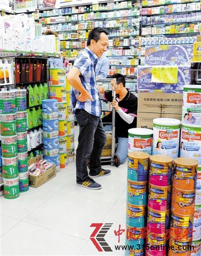 2月1日,香港灣仔一藥房內,顧客正在選購奶粉。新華社發 2月1日,香港灣仔一藥房內,顧客正在選購奶粉。新華社發