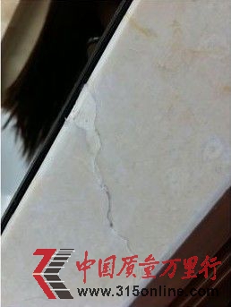 門框旁邊墻面出現(xiàn)明顯裂紋。