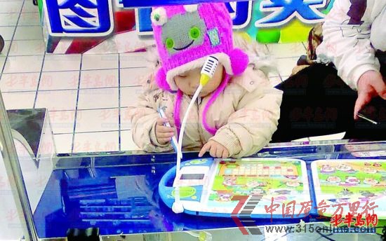 商場里不少家長帶著孩子來看點(diǎn)讀機(jī)。記者 任波 攝 商場里不少家長帶著孩子來看點(diǎn)讀機(jī)。記者 任波 攝