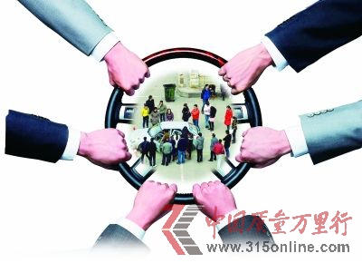 在武昌螃蟹岬的公交駕校里,近30名學(xué)員圍著一輛教練車等待練車。記者佘穎 攝 制圖朱菁 在武昌螃蟹岬的公交駕校里,近30名學(xué)員圍著一輛教練車等待練車。記者佘穎 攝 制圖朱菁