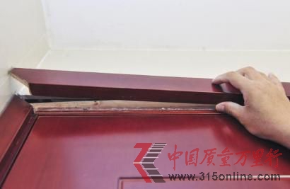 張先生家里的套裝實木門已經(jīng)開裂。