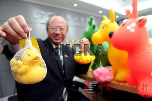 香港消委會(huì)11月14日在記者會(huì)上表示,在測(cè)試市面27款玩具或兒童產(chǎn)品,近半有潛在窒息危險(xiǎn),當(dāng)中7款玩具驗(yàn)出塑化劑超出歐美安全標(biāo)準(zhǔn)。來源:香港中通社